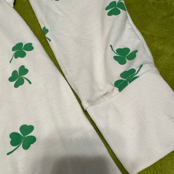 Jane + Delancey St.Patricks Day White Crew Neck Sweatshirt w/ Green Clover Sz M - Picture 7 of 11